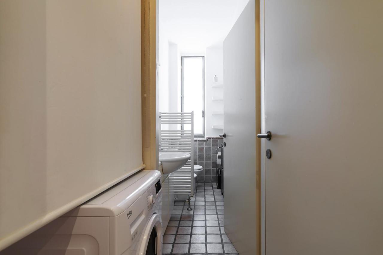 Charming San Babila Apt. Милано Екстериор снимка