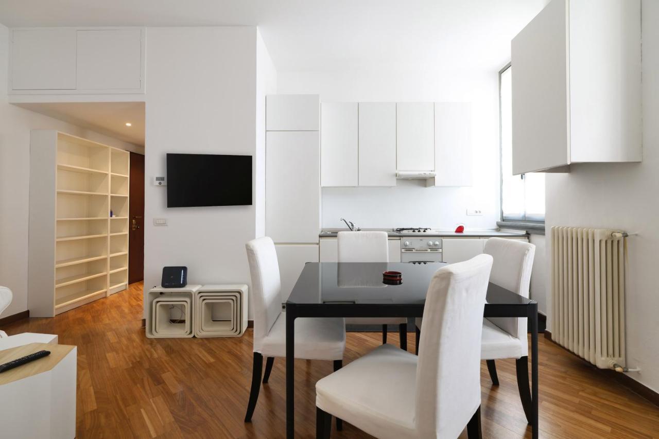 Charming San Babila Apt. Милано Екстериор снимка