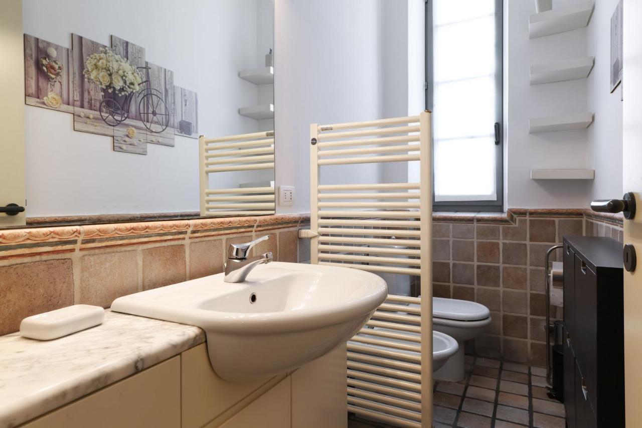 Charming San Babila Apt. Милано Екстериор снимка